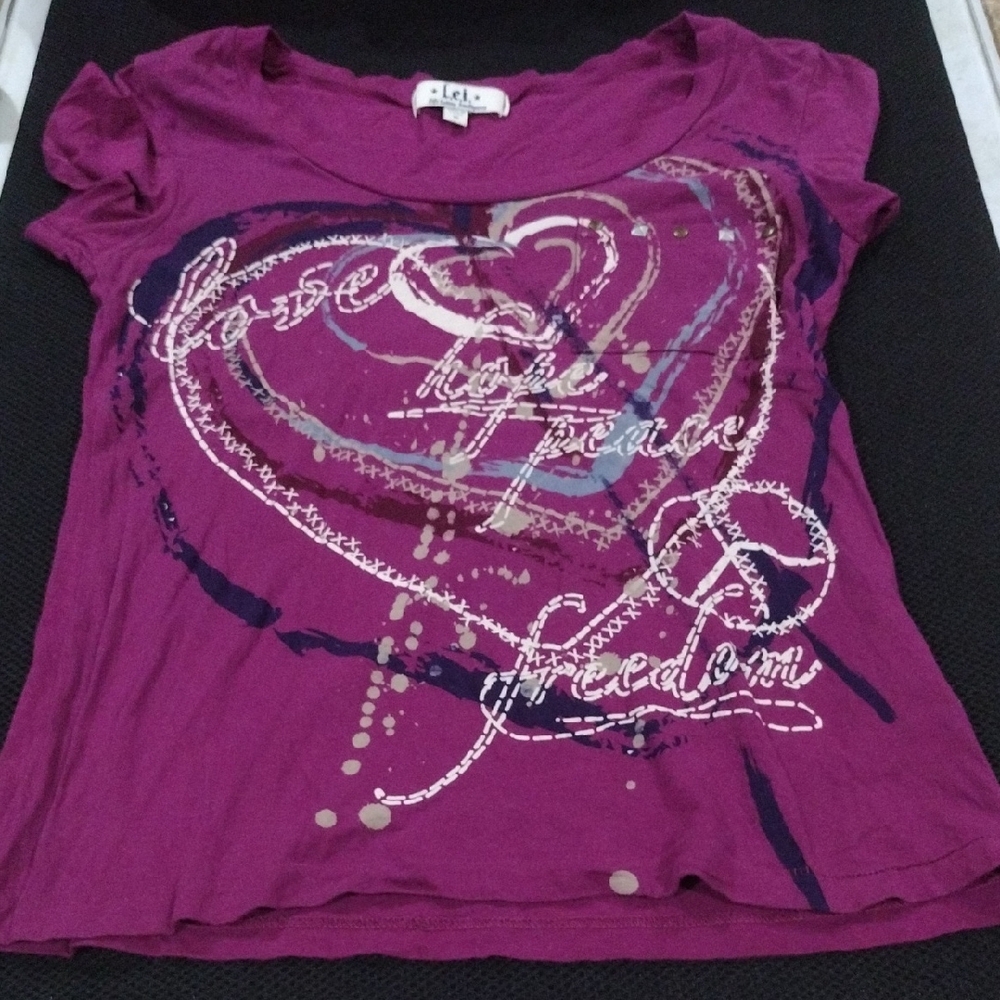 Lei -short Sleeve Tee- Love Hope Peace Freedom- Juniors M